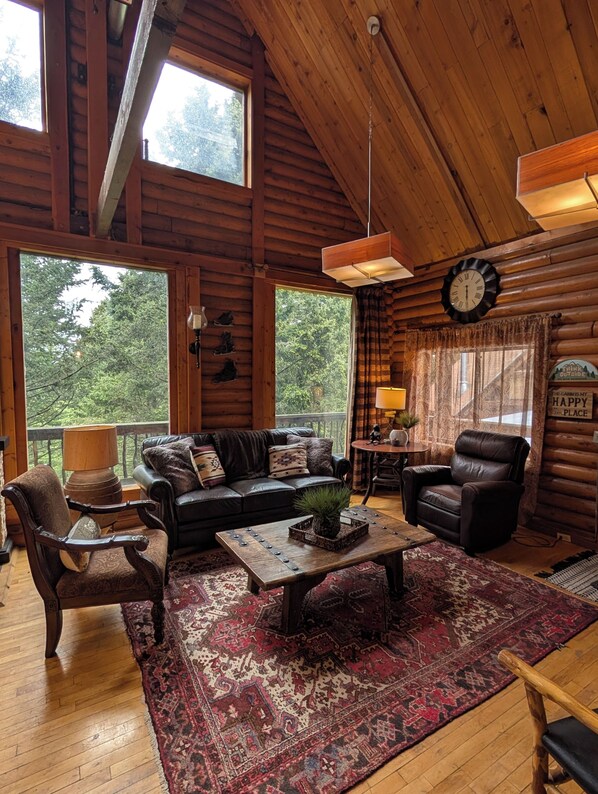 Living area - Private Mountain cabin, hot tub, 10 min. to Bozeman 10 min. to Bridger Bowl (Bozeman)