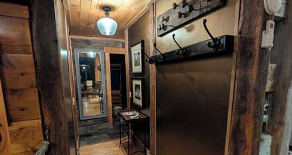 Private Mountain cabin, hot tub, 10 min. to Bozeman 10 min. to Bridger Bowl