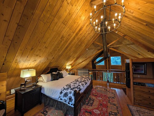 Private Mountain cabin, hot tub, 10 min. to Bozeman  10 min. to Bridger Bowl