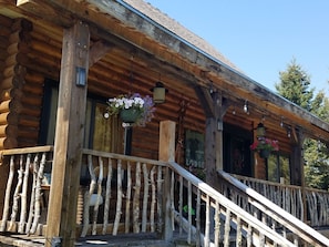 Exterior - Private Mountain cabin, hot tub, 10 min. to Bozeman 10 min. to Bridger Bowl (Bozeman)