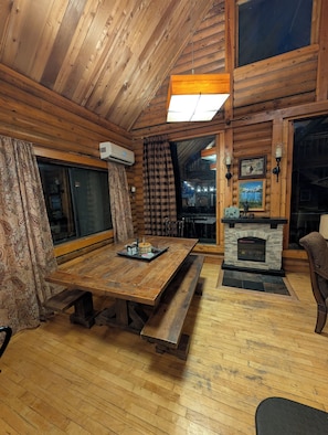 Dining - Private Mountain cabin, hot tub, 10 min. to Bozeman 10 min. to Bridger Bowl (Bozeman)