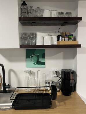 Cafetera y tetera, refrigerador, microondas y parrilla de estufa