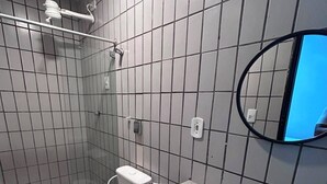 Un baño con inodoro, lavamanos y espejo.