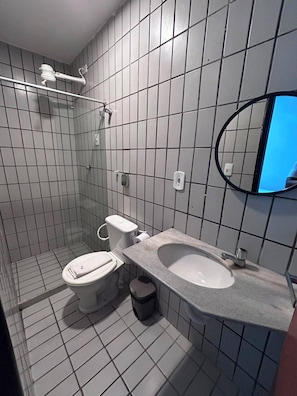 Quarto casal básico | Banheiro | Chuveiro, toalhas de banho, papel higiênico