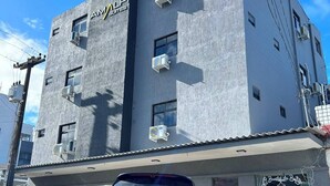 Un edificio moderno con un letrero que dice 'AM Suites'.