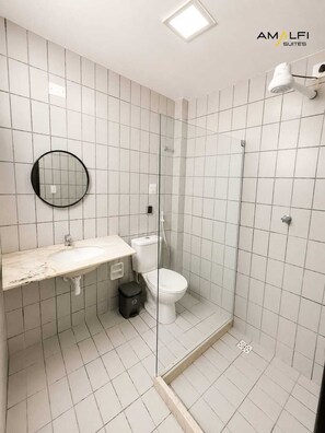 Basic-Vierbettzimmer | Badezimmer | Dusche, Handtücher, Toilettenpapier