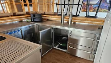 Coffee/tea maker, fridge, stovetop, dishwasher