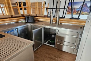 A compact kitchen with a dishwasher, a built-in oven, and a coffee machine. - Gruppenunterkunft in Inzell (Inzell)