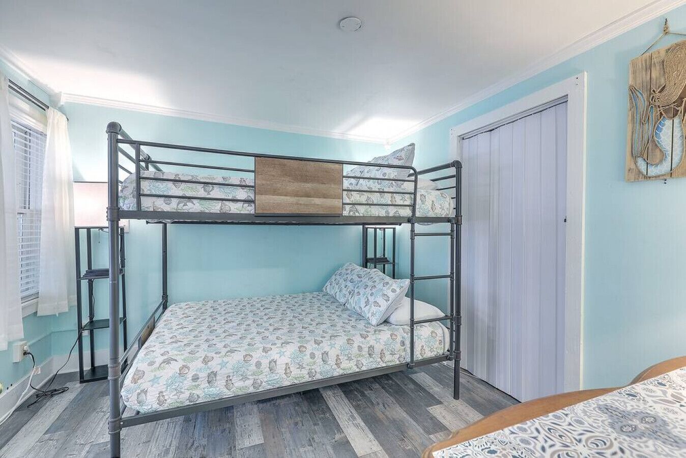 2 bedrooms, desk, iron/ironing board, WiFi