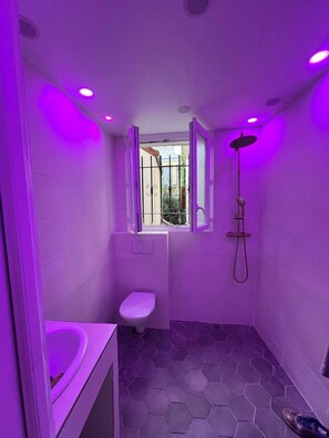 Shower, hair dryer, towels, soap - Vrbo Property (Paris)