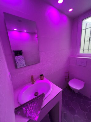 Shower, hair dryer, towels, soap - Vrbo Property (Paris)