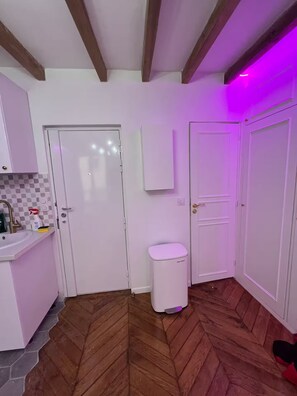 Shower, hair dryer, towels, soap - Vrbo Property (Paris)