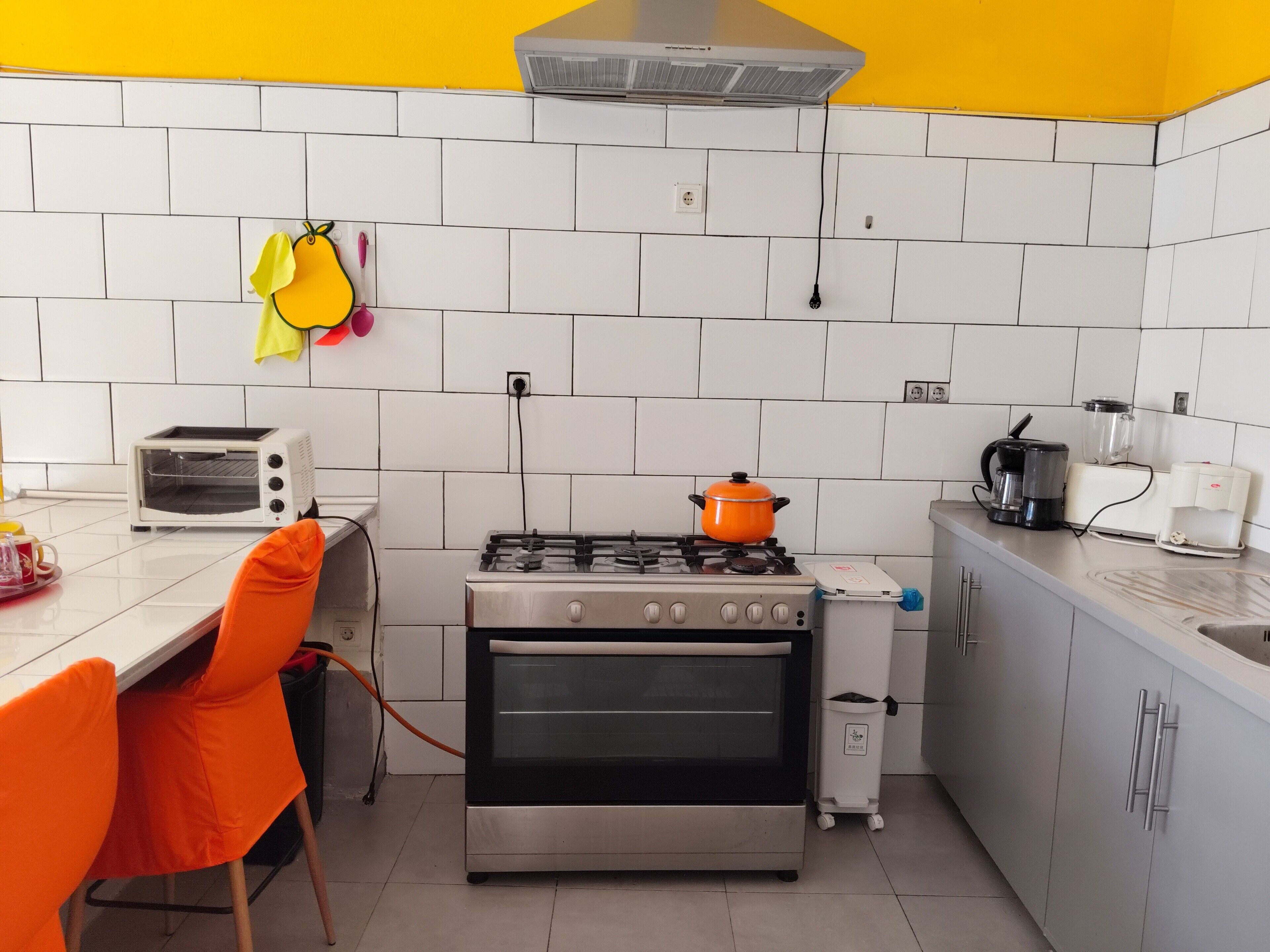 Cafetera y tetera, refrigerador, horno y parrilla de estufa 