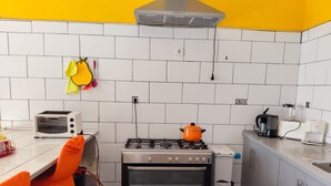 Eine Küche mit Gaskochfeld, Backofen und Toaster.