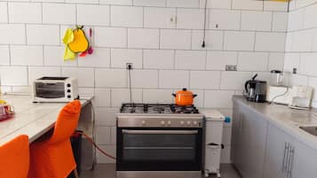 Cafetera y tetera, refrigerador, horno y parrilla de estufa