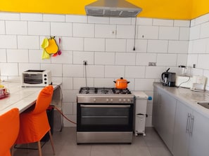 Cafetera y tetera, refrigerador, horno y parrilla de estufa 