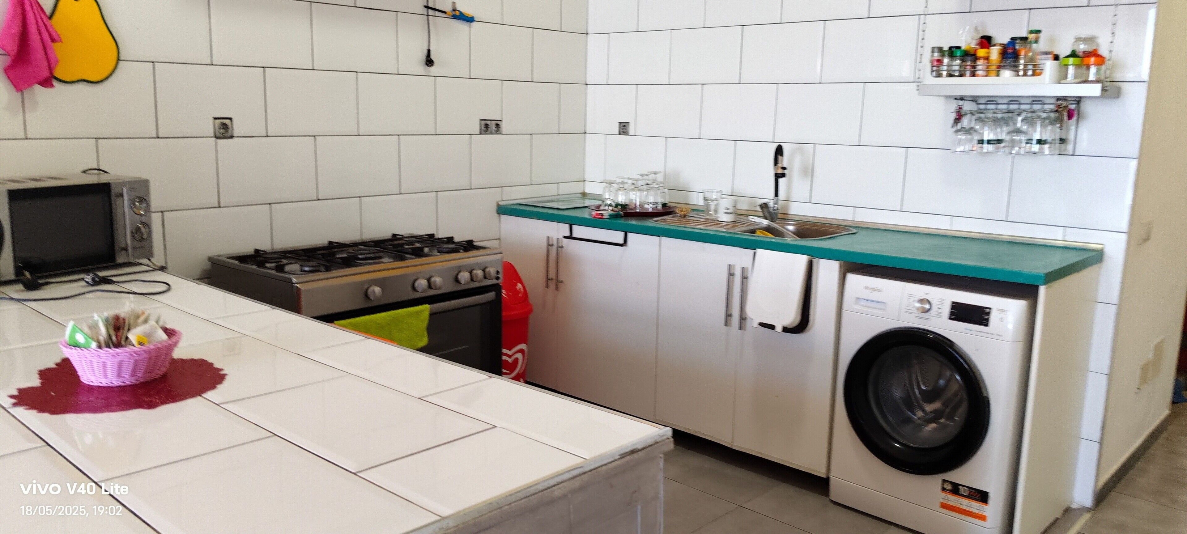 Cafetera y tetera, refrigerador, horno y parrilla de estufa 