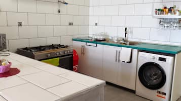 Cafetera y tetera, refrigerador, horno y parrilla de estufa