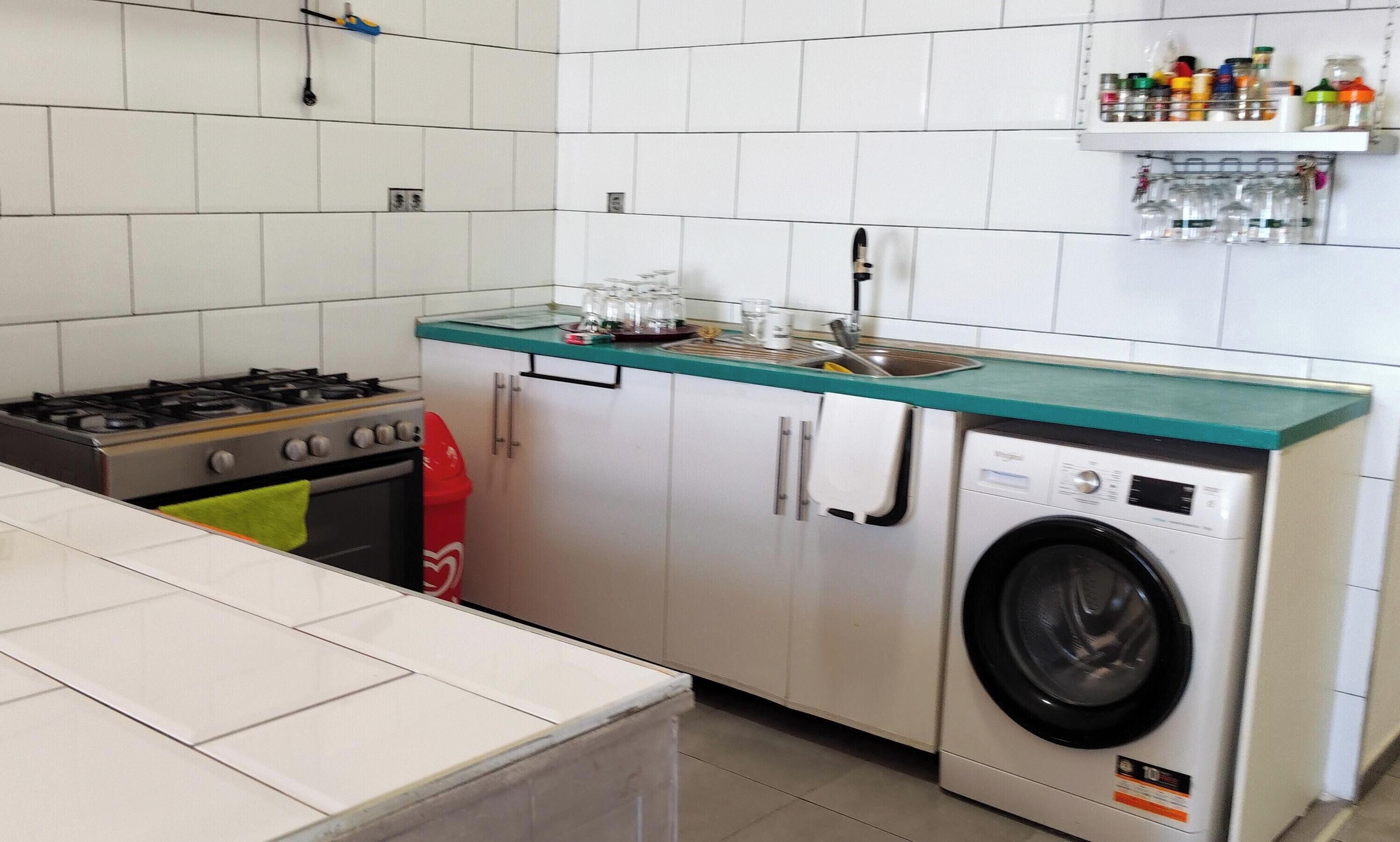 Coffee/tea maker, fridge, oven, stovetop