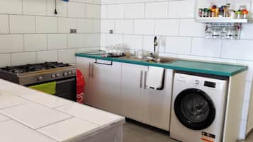 Coffee/tea maker, fridge, oven, stovetop