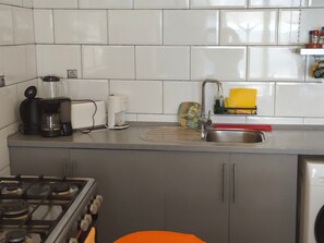 Cafetière/bouilloire, réfrigérateur, four, plaque de cuisson