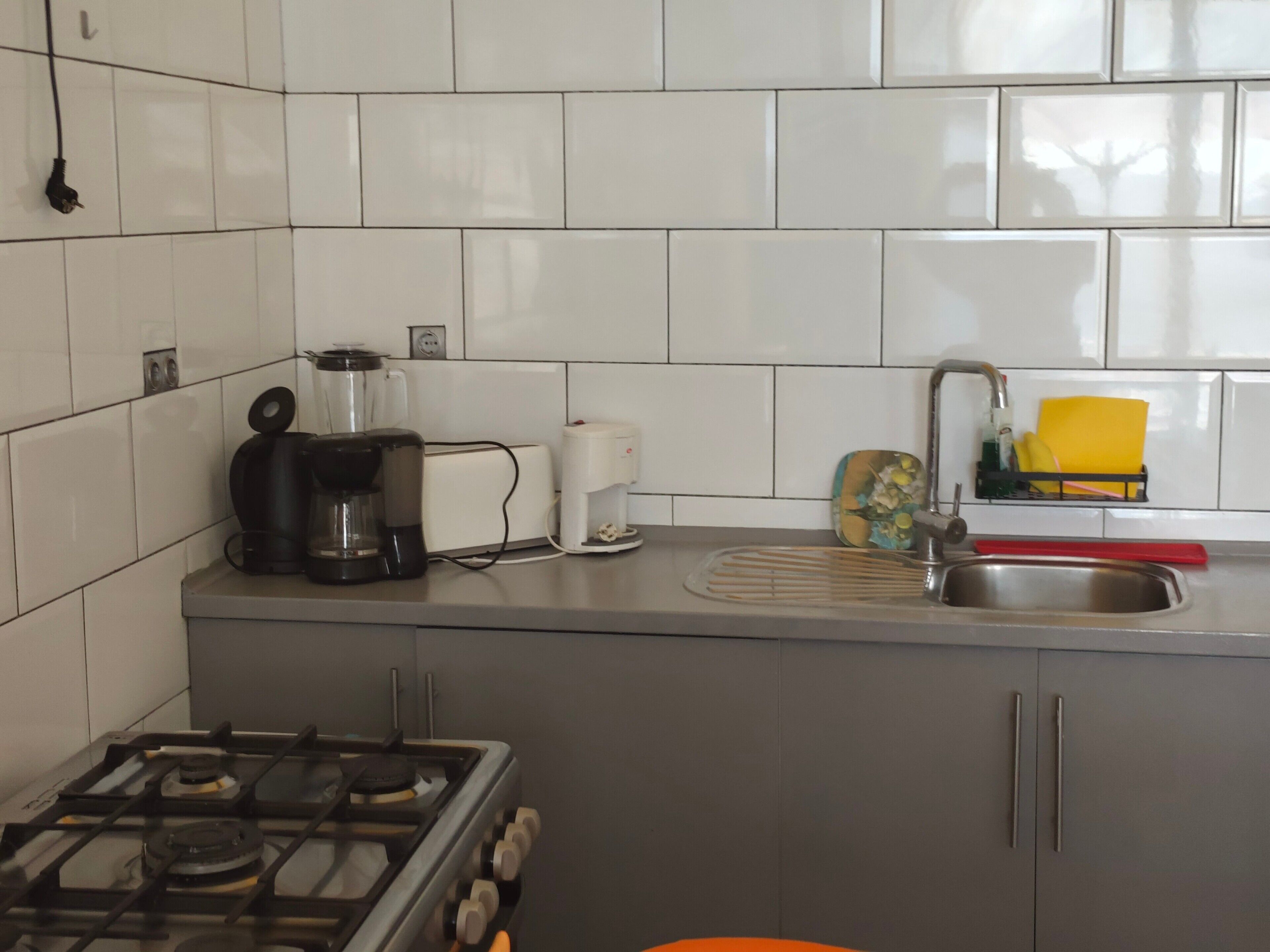 Coffee/tea maker, fridge, oven, stovetop