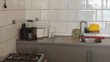 Coffee/tea maker, fridge, oven, stovetop