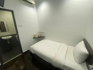 디럭스 싱글룸 | 욕실 | 샤워 시설, 무료 세면용품, 타월, 비누