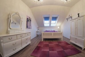 Room - Spacious Karlín 2BR+Living Room. Metro 1 Min. Elevator. (Hlavní město Praha)