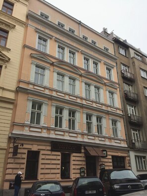 Exterior - Spacious Karlín 2BR+Living Room. Metro 1 Min. Elevator. (Hlavní město Praha)