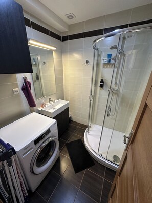 Bathroom - Spacious Karlín 2BR+Living Room. Metro 1 Min. Elevator. (Hlavní město Praha)