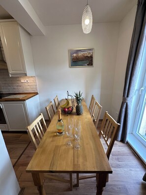 Dining - Spacious Karlín 2BR+Living Room. Metro 1 Min. Elevator. (Hlavní město Praha)