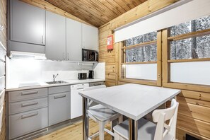 Standard-Studio, 1 Queen-Bett, Küche, Gartenblick | Eigene Küche | Kühlschrank, Mikrowelle, Herdplatte, Geschirrspüler