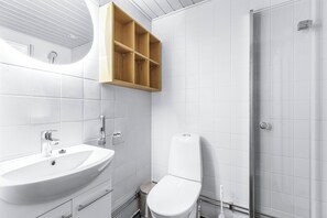 Standard-Studio, 1 Queen-Bett, Küche, Gartenblick | Badezimmer | Dusche, kostenlose Toilettenartikel, Haartrockner, Handtücher