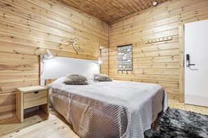 Standard Studio, 1 Queen Bed, Kitchen, Garden View | Desk, blackout drapes, iron/ironing board (on request), WiFi (free)