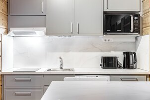 Standard Studio, 1 Queen Bed, Kitchen, Garden View | Private kitchen