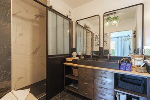A bathroom with a double vanity, a shower, and a large mirror. - Apartment in the Heart of Deauville With a Garden (Deauville)