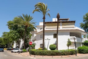 A white building with a sign reading 'GRAN CANARIA' and a no entry sign. - RDR550 - Lovely Beachside 2 Bedroom Apartment (Marbella)