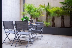 Appartement, patio, vue jardin | Restauration extérieure