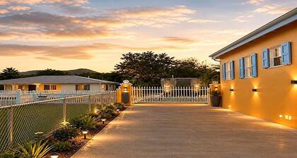 3-bedroom house- Close Prox to Airport, Beaches and Amenities full AC