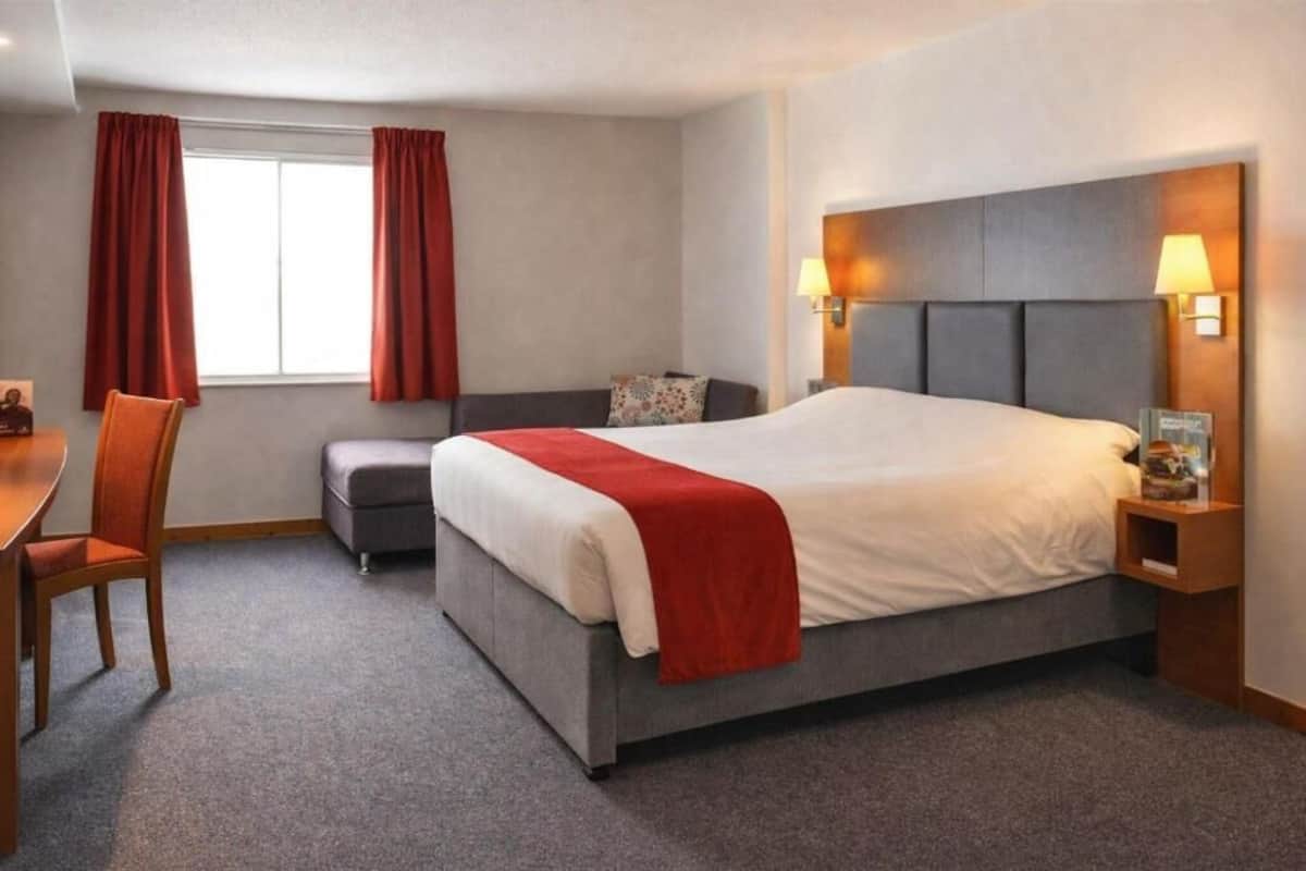 Cortinas blackout, tabla de planchar con plancha y wifi gratis