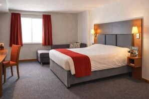 Blackout curtains, iron/ironing board (on request), free WiFi - Saram Lodge Lichfield  (Fradley)