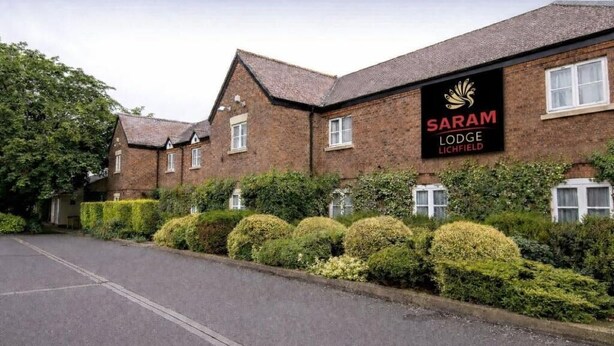 Un bâtiment en briques avec une enseigne indiquant « Saram Lodge Lichfield ».