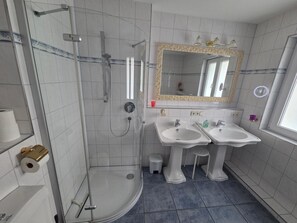 Dusche, Haartrockner, Handtücher