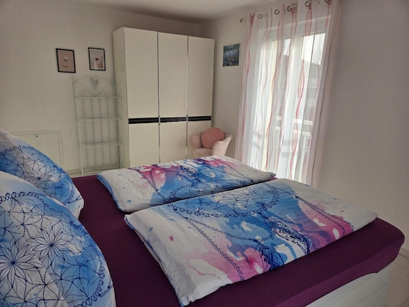 4 bedrooms, iron/ironing board, WiFi, bed sheets