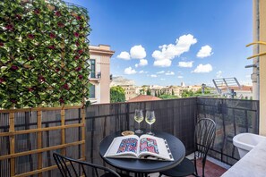 Outdoor dining - Vrbo Property (Palermo)