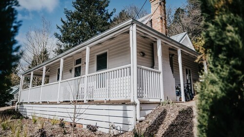 The Green Door-Renovated Miners Cottage with amazing views