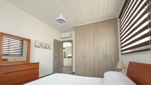 Appartement, balcon | Fer et planche à repasser, accès au Wi-Fi (inclus)