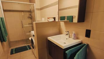 Een douche, een haardroger, handdoeken, toiletpapier