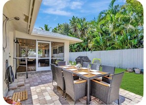 Outdoor dining - The Paradise Palm - 5 min to Beach and Mall! (West Palm Beach)